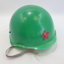Зелёная пластиковая детская каска с красной звездой, диаметр 18см